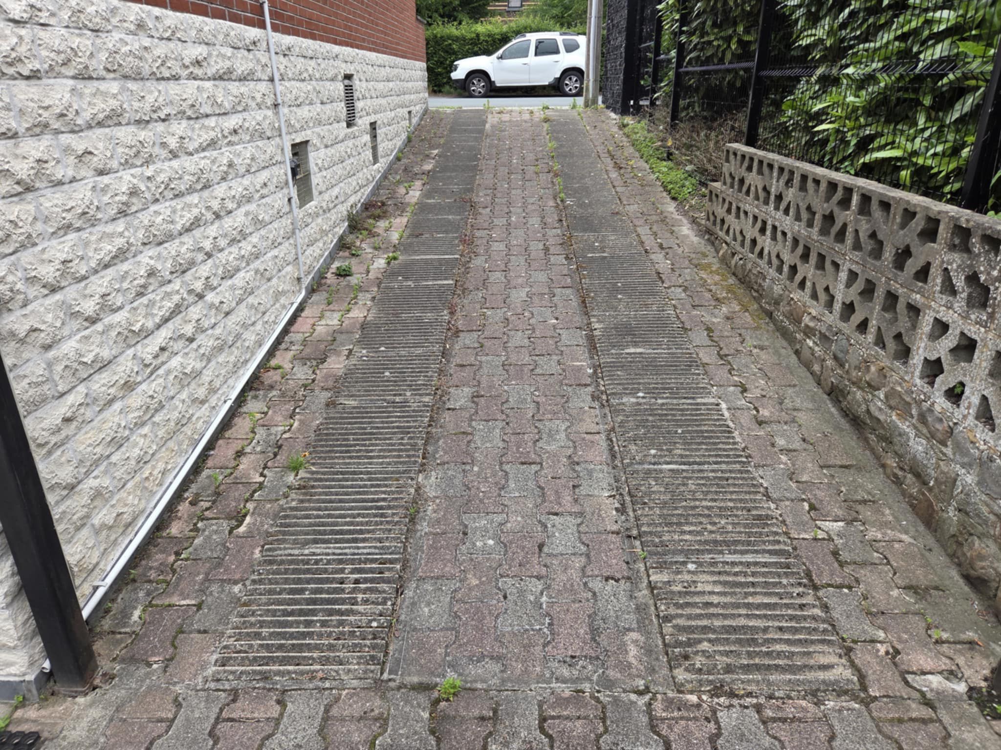 Avant nettoyage dalles Mons